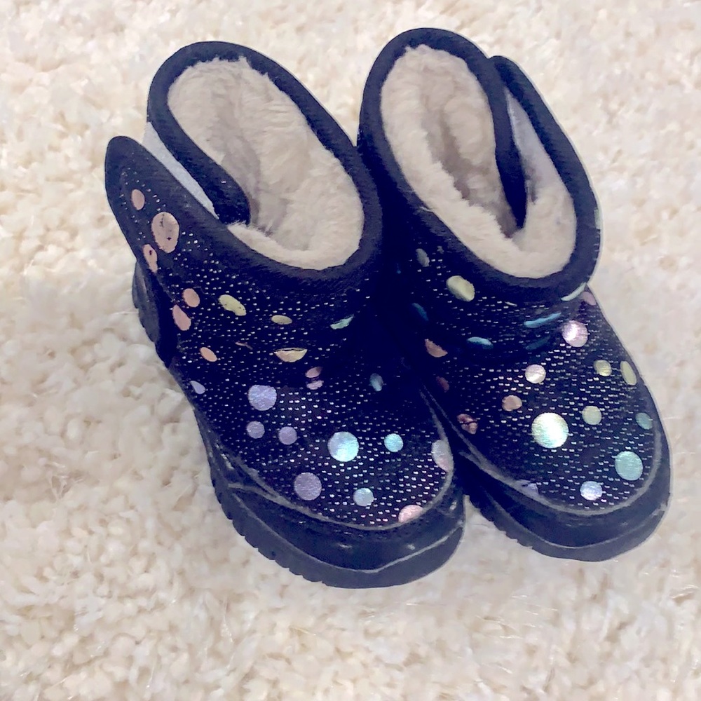 Gently Used HOBIBEAR snow boot for toddlers  Size 4.5. Waterproof